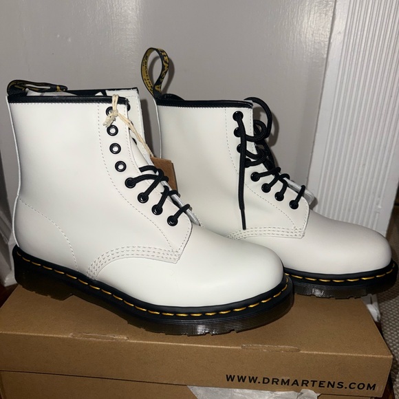 NIB Dr. Martens 1460 White Smooth Leather Lace Up Boot - Picture 6 of 10